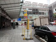 車站於2015年初遷往商場正門外（2015年7月）