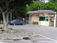 小巴總站設於青榕臺外，屋苑自設候車亭及長椅供乘客候車