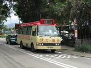 圖中公共小巴的全車身廣告只寫上公司名稱及聯絡電話號碼