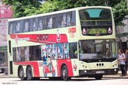 PV7695在2013年2月4日貼上80年代平治車身色彩混合老夫子50週年全車身廣告