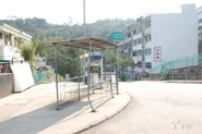 SaiKung-TuiMinHoi-0372.jpg (401 KB) 站景,後方為萬宜漁村明發樓(2011年11月)