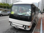 居民巴士NR703線巴士在豐景園第1座外等候開出