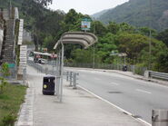 站景，後方可見嶼巴34S線正於管理站支路掉頭（2011年4月）