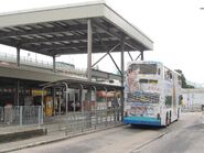 10線站位亦設中巴留下的鋅鐵巴士站上蓋（2013年5月）