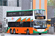 5518披上新巴服務初期時的「橙綠波浪紋」全車身塗裝（梯位部分）