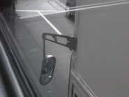 新巴巴士通常採用的倒後鏡款式，因形狀像豬腎而被稱作「豬腰鏡」