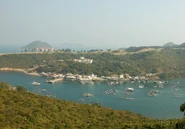 布袋澳村沿岸而建，右方可見小巴總站，山丘上為清水灣鄉村俱樂部高爾夫球場（2011年12月）