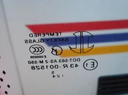 採用捷聯車身的旅遊巴車窗標記，可見車窗是由信義玻璃生產