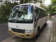 PE5189 20170607.jpg (161 KB) 晶晶豐田Coaster用車(PE5189),曾為宏利提供僱員服務,現時為HR64線的用車之一,並已配備帝豪閣特別塗裝