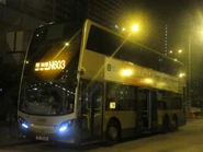 一輛Enviro500 MMC被車長玩牌