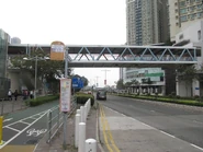 站景，後方的天橋連接富康花園（2015年2月）