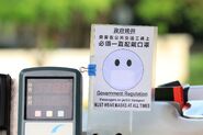 香港法例第599I章《預防及控制疾病 (佩戴口罩) (公共交通) 規例》生效後，愉景灣巴士隨即製作新版告示，並於八達通收費器旁展示，提示乘客乘車時必須配戴口罩