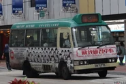 45線的第三代豐田Coaster在屯門市中心上落客