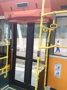 BDE採用Masats電動車門，並已裝上橫杆