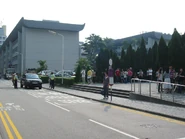 車站旁為百萬大道，而後方另一個校巴停車站現已命名為科學館（2011年）