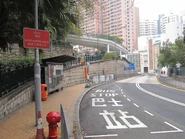站景，上方為香港大學「本部大樓」（Main Building）校巴站（2014年12月）