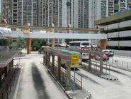 每個候車月台均設有房屋署建造的混凝土上蓋