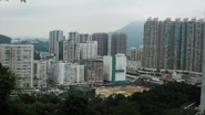 從穗禾苑對出的穗禾路遠望火炭工業區，右邊為火炭站及駿景園