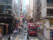 威靈頓街以南一段為單綫單程北行道路，並沒有任何公共交通工具駛經
