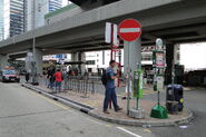 中途站外街站景，當時分設兩個站位（2010年7月）