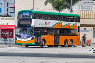 5230披上新巴服務初期時的「橙綠波浪紋」全車身塗裝（門位部分）