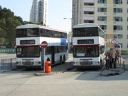 61M線的站位在中間，另一輛巴士佔用預留車坑（2011年4月）