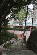 位於海怡半島第一座旁，已被廢棄的第一代鴨脷洲橋道遺跡。