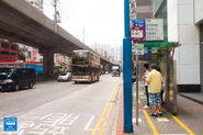 往九龍中方向站位設於候車亭頂部的大型停站路線提示牌（2016年7月）（2016年7月）