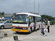 NR957線巴士在欖口村載客