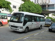龍山寺穿梭巴士用車KN8584停靠此站