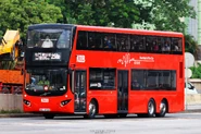 這批巴士採用更簡化的「城市脈搏」車身色彩，與V6B稍有分別，部分巴士加設通風窗（圖為V6X8／WZ5724）