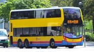 22R線用車駛入沐安街