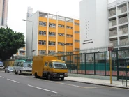 近東沙島街許仲繩紀念學校的預留站位，一輛專綫小巴在該處停泊