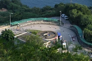迴旋處後方的墳場行政大樓、涼亭及通往墳場各處之通道