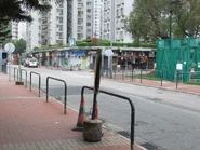 居民巴士站曾因工程移至青海圍青華球場外，鄰近青善街籃球場。2016年12月遷回官方位置