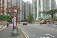 西行站位於彩頤居外（2013年3月）