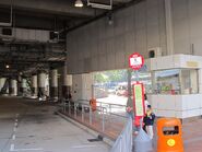 尖沙咀東 (麼地道) 公共運輸交匯處站長室設於九巴12線候車月台旁邊