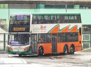 5669披上新巴服務初期時的「橙綠波浪紋」全車身塗裝（門位部分）
