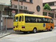 一輛易達巴士在近九江街（德貞小學）的預留站位停泊，由於當時在中午時間，故可以泊車