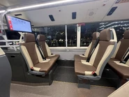 上層車廂倒頭位，其後近走廊倒頭座加裝奶白色扶手環（圖為V6B208／ZX4329）