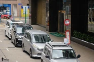 站景，此站經常被違泊車輛阻塞（2016年3月）