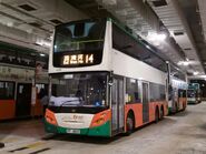 一輛Enviro500 11.3米停泊於北角碼頭總站玩牌成顯示14線