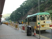 工程期間，站位2、3均被封閉，只有站位4能上落客