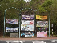 上行分站，站後設有橫額架（2009年11月）