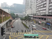 葵福路近葵青劇院安裝在天橋上的交通燈（左下方）