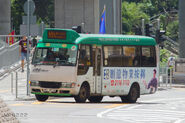 配白色車身的69A線用車MU1974，正由香葉道駛入黃竹坑站