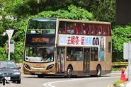 九巴量產型Enviro400 10.5米，配置了Hanover發光二極管（LED）橙色電子顯示屏（圖為ATSE20／RU5774）