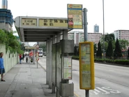 城巴站牌曾顯示此站為「長沙灣地鐵站」（2010年8月）