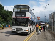 6R線用車正在落客站落客（2012年4月）