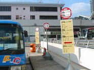 站牌與指示牌放在停車場旁（2009年9月）